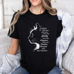 Camiseta Preta Unisex, Alta Qualidade, Design com Silhueta de Coelho Estilizada e Textos 