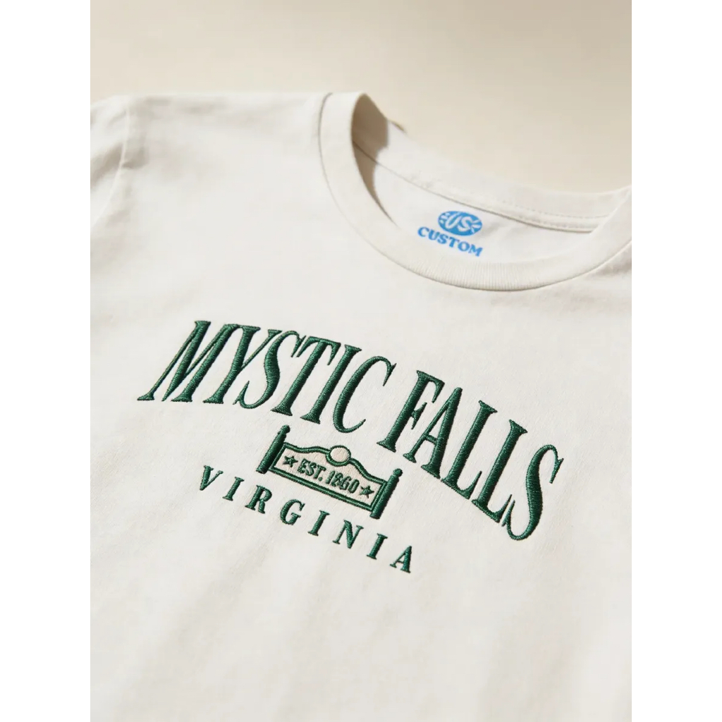 Camiseta The Vampire Diaries Mystic Falls Placa Bordado