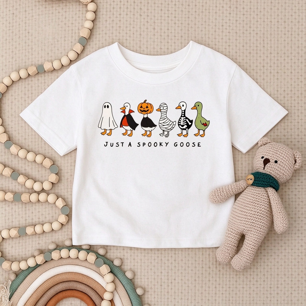 Camiseta Masculina estampa de gansos fantasiados de Halloween com frase just a spooky goose confortável estilosa descont