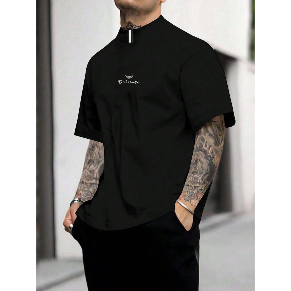Manfinity Homme Camiseta Masculina de Manga Curta com Estampa de Letras e Asas e Gola em Pé
