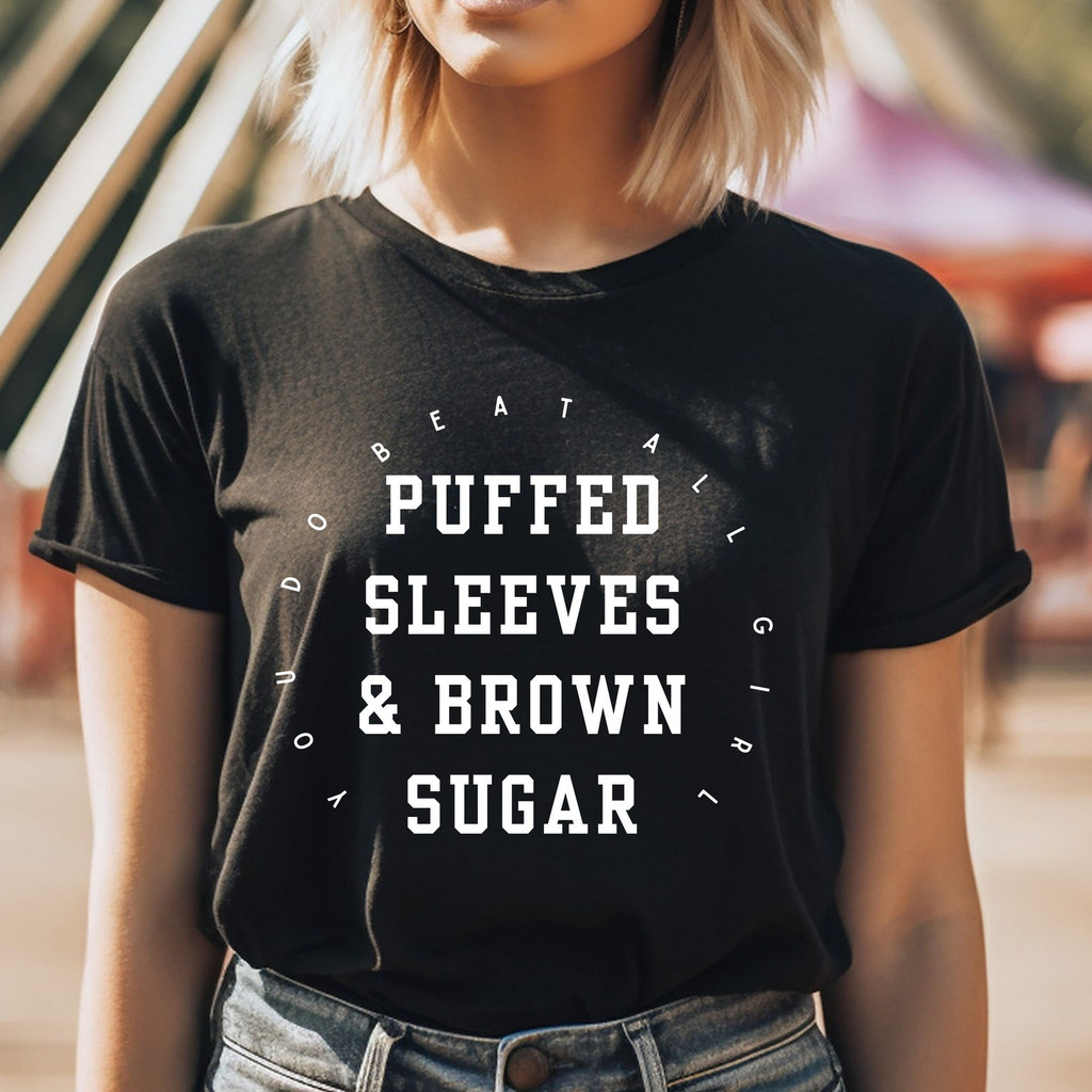 Atelier das Estampas Camiseta Feminina Letras Brancas Puffed Sleeves e Brown Sugar Moderna Elegante Fofa Casual