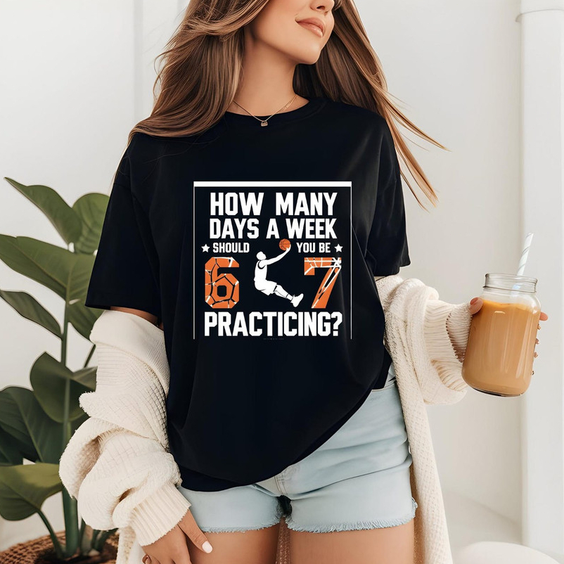 Atelier das Estampas Camiseta Feminina Estampa Letraria Cinza e Branca com Número 69 e Frase How Many Practices? Moderna