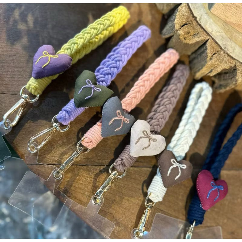 Suporte de Celular Cordinha Alça de Mão Tecido Trançado com Coração Acolchoado Strap Universal