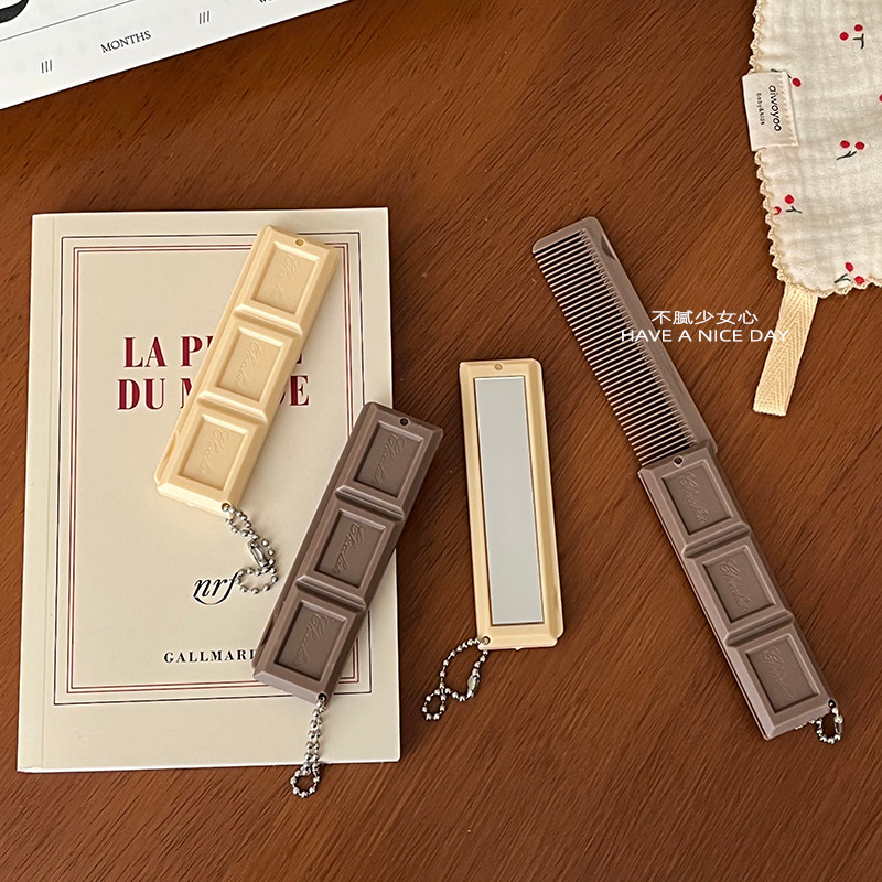 Pente de espelho dois em um ~ Chocolate portátil bonito ins nicho High-End sentimento portátil dobrável pente de maquiag