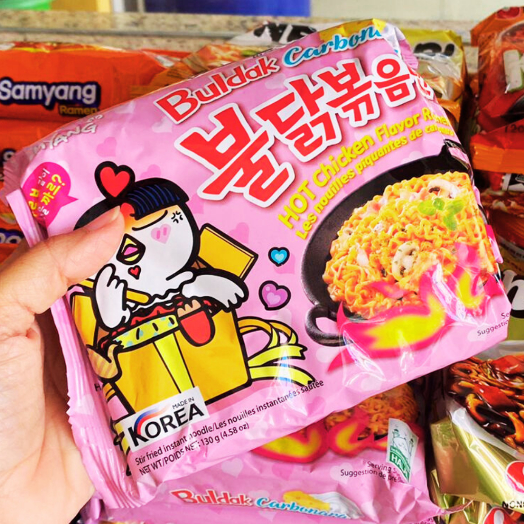 LAMEN COREANO BULDAK FRANGO E QUEIJO CREMOSO CARBONARA - PICANTE - SAMYANG - PACOTE 140G