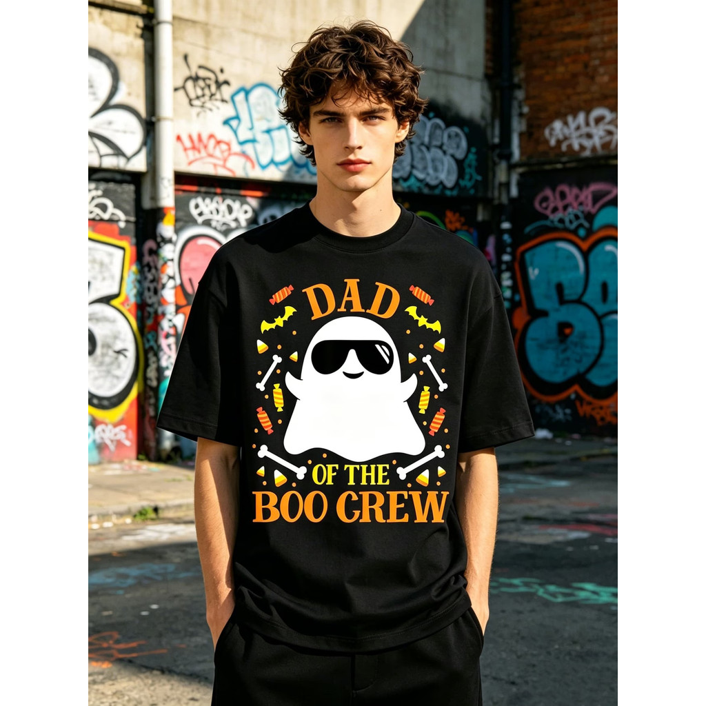 Camiseta Masculina estampa de fantasma com óculos escuros texto Dad of the Boo Crew ossos cruzados Halloween confortável
