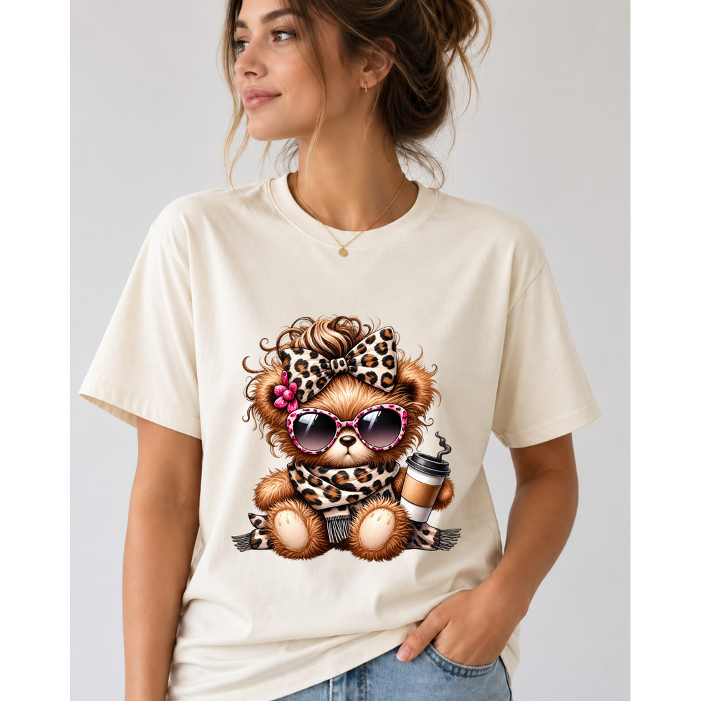 Camiseta Feminina 100% Algodão Estampa Ursinha Fashion com Laço Animal Print e Café – T-Shirt Moderna, Fofa e Estilosa