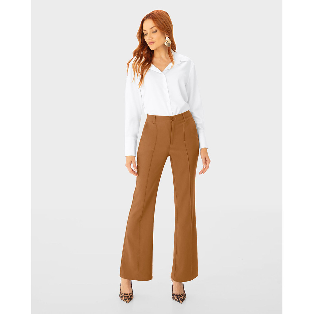 Calça social flare  Recorte Frontal Em Crepe Stretch  Caramelo Malwee