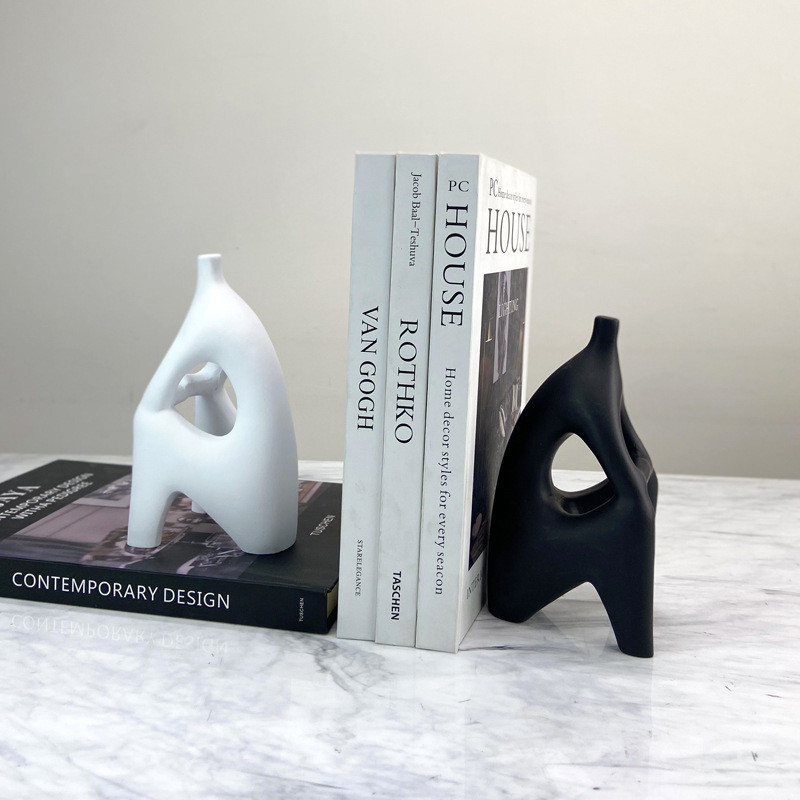 2JZ4 Modern minimalist Nordic-style geometric black abstract seated figure sculpture, suitable for model homes and sales
