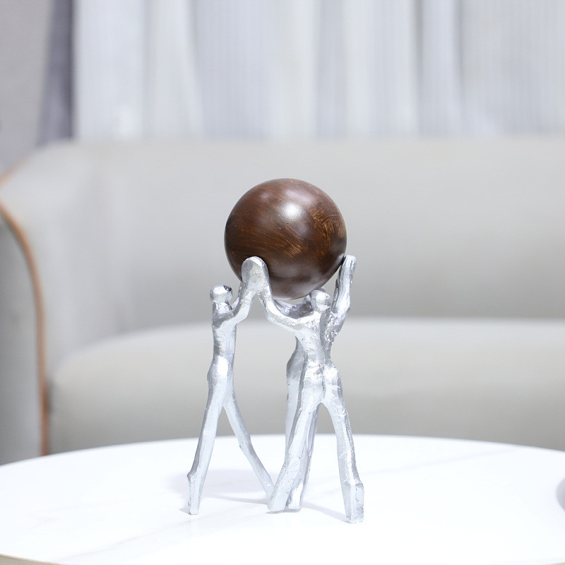 M7MB European-style, minimalist abstract resin sculpture featuring a figure holding a ball, suitable for living room, be