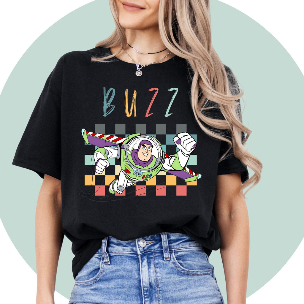 Atelier das Estampas Camiseta Feminina Estampa Buzz Lightyear Pixels Coloridos Retro Fofa Confortável Estilosa