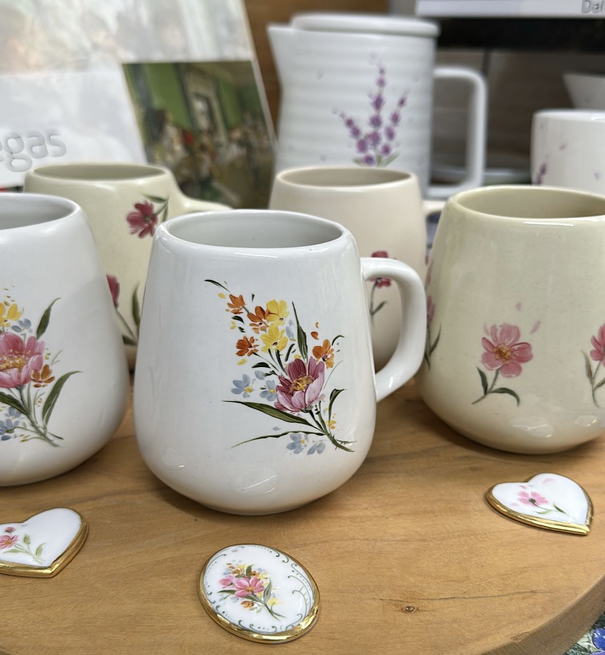Curso on-line de pintura em porcelana com Flávia Luci: Flores delicadas na porcelana