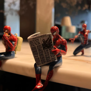 Boneco Homem Aranha Sentado Lendo Jornal - Decoração Geek Marvel filme