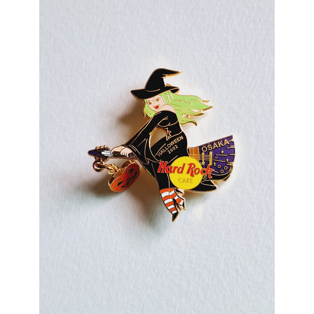 Pin / Broche - Hard Rock Cafe - Osaka - Halloween 2002 Green Haired Witch Riding Broom with Hanging Pumpkin