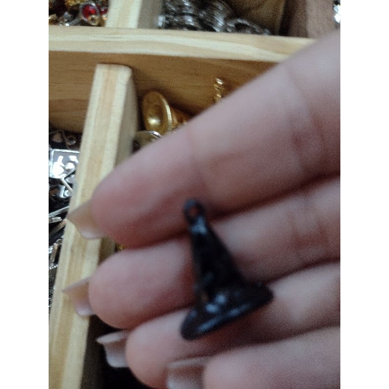 Pingente de metal chapéu de bruxa umbanda candomble fiios de conta