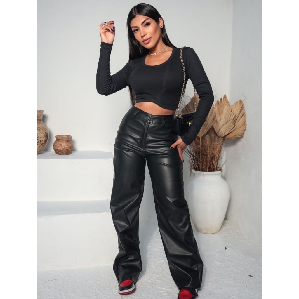 Calça Couro Fake Wide Leg Pantalona Feminina PU Sintético Zíper Botão Bolso Moda Retrô Blogueira