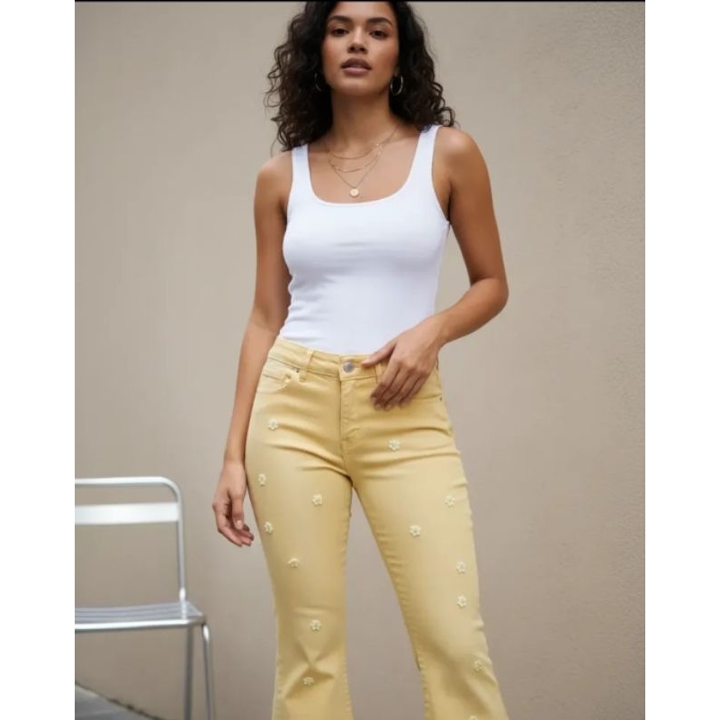 calça amarela da marca Four One possui um corte flare. Tam. 38. Brechó.