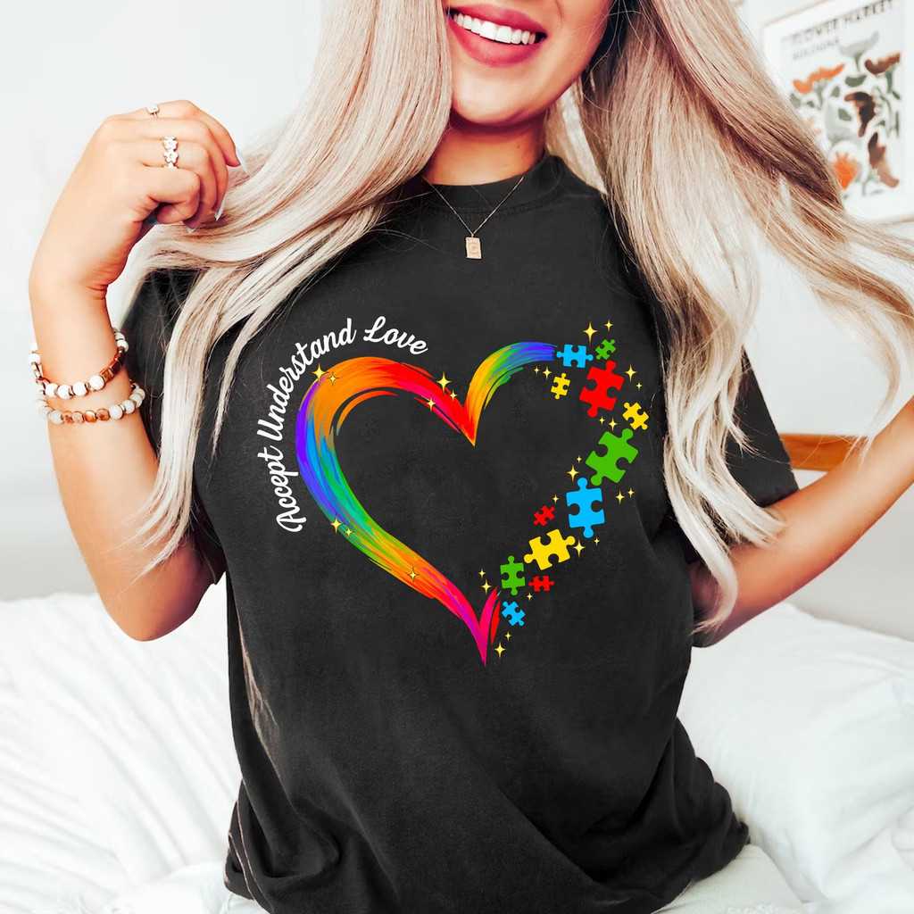 Atelier das Estampas Camiseta Feminina Coração Colorido com Peças de Quebra - Cabeça Autism Awareness Moderna Elegante F