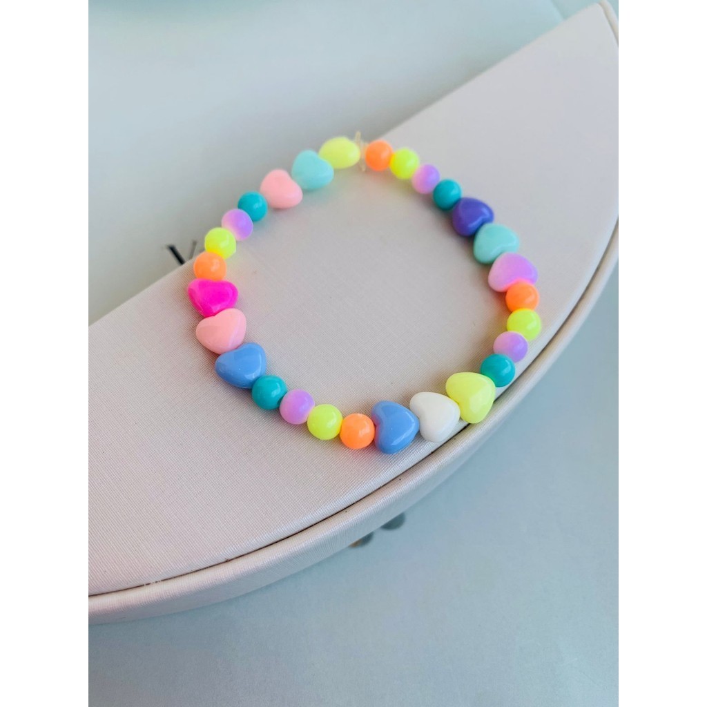 Pulseiras de miçangas coloridas com corações tons pastéis