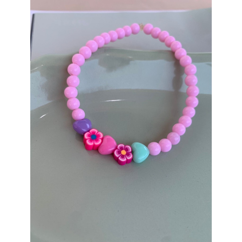 Pulseiras de miçangas rosa com flores e coração tons pastéis