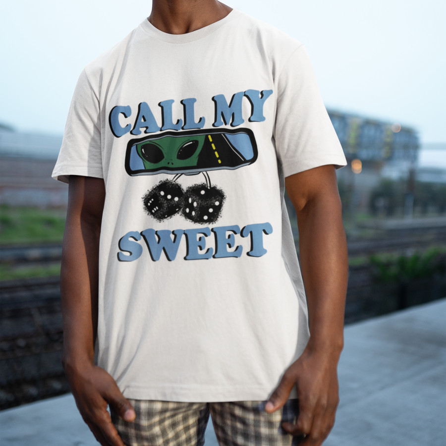 Camiseta Call My Sweet Alien Branca | Streetwear Estampada Unissex | Moda Urbana Premium