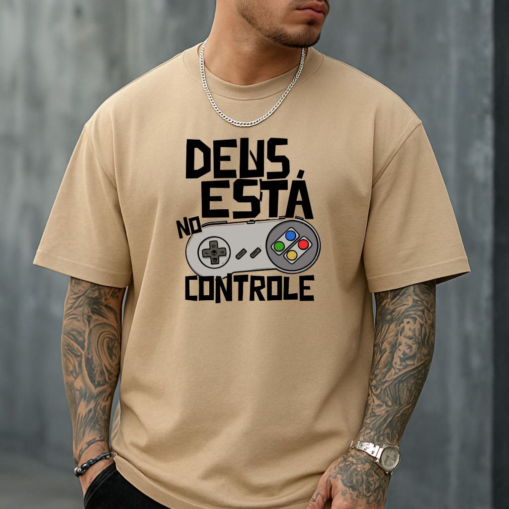 Camiseta Masculina de Algodão Deus está no Controle Retrô