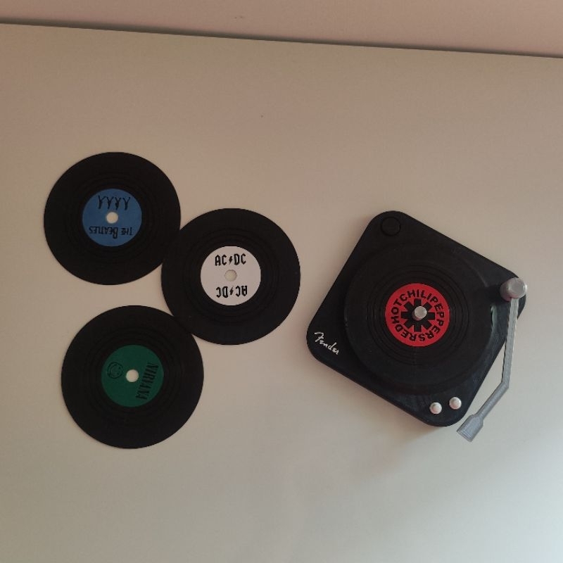 Mini Toca Discos Vitrola Retro com Porta Copos em Formato de Disco de Vinil Bandas Rock Famosas