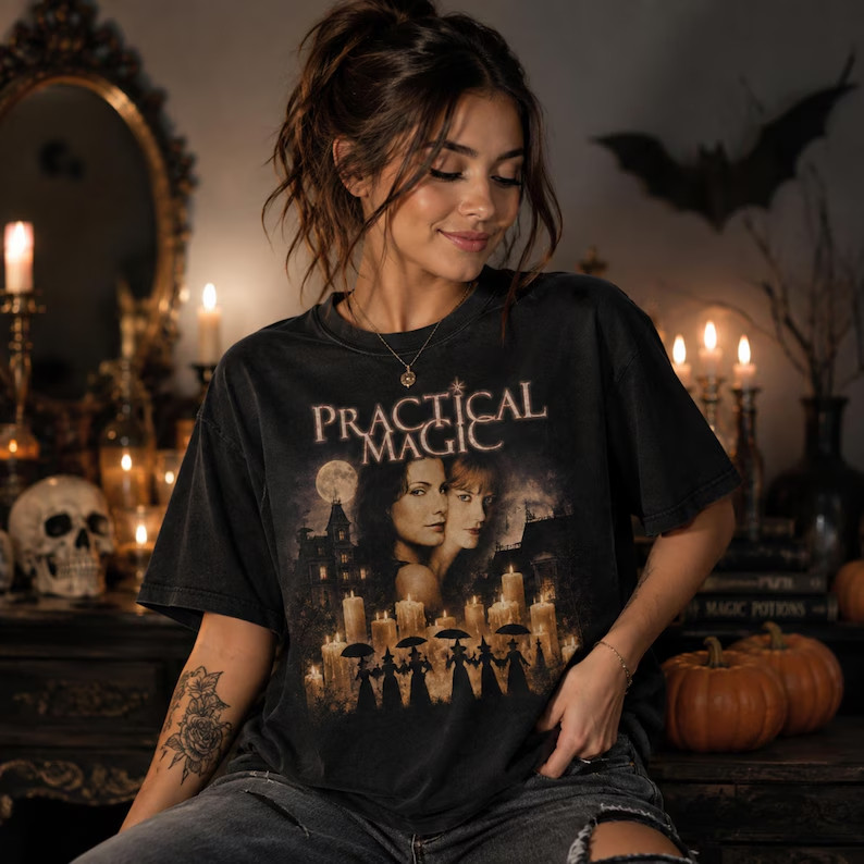 Camiseta de Algodão Preta com Estampa de Figuras Mágicas e Letras 