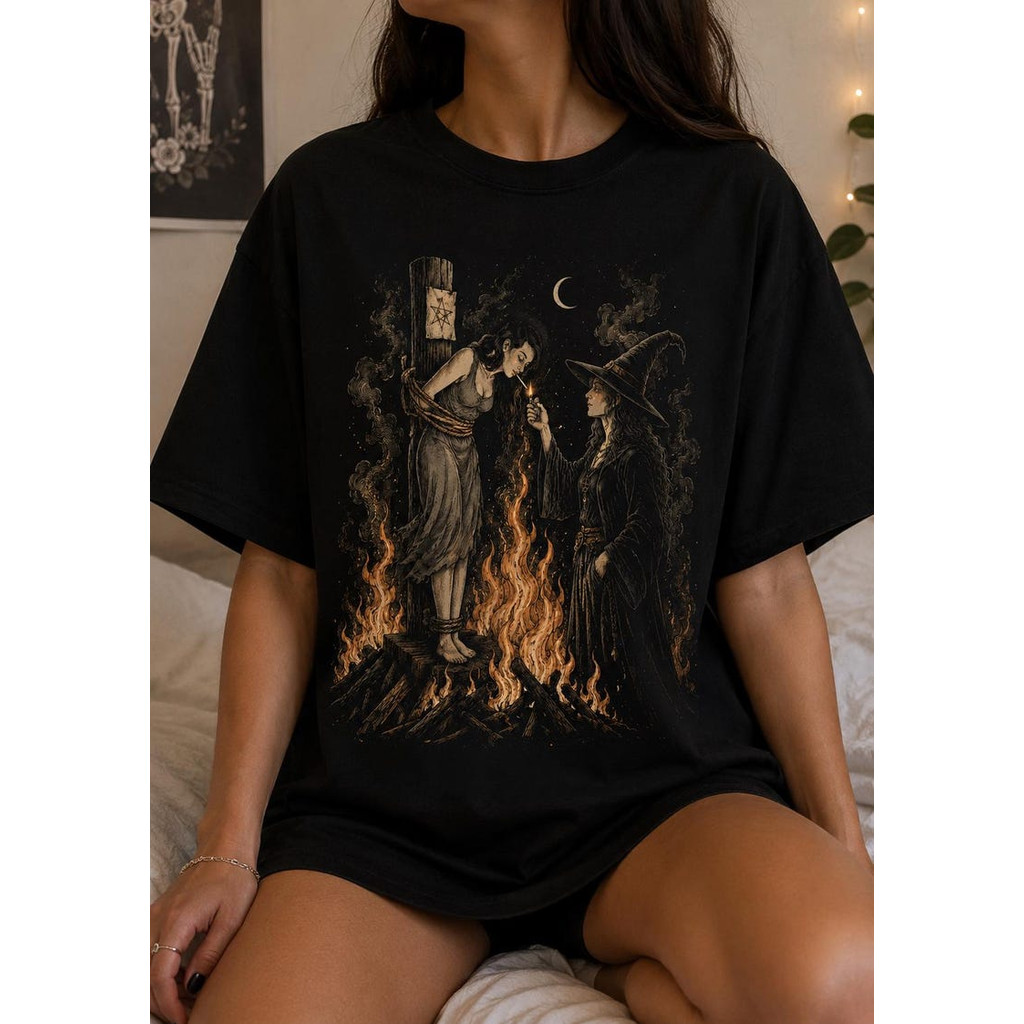 Camiseta Oversized Feminina Preta Estampa Bruxa Fogueira Lua Crescente Estilo Gótico Vintage Oculto Manga Curta Gola Red