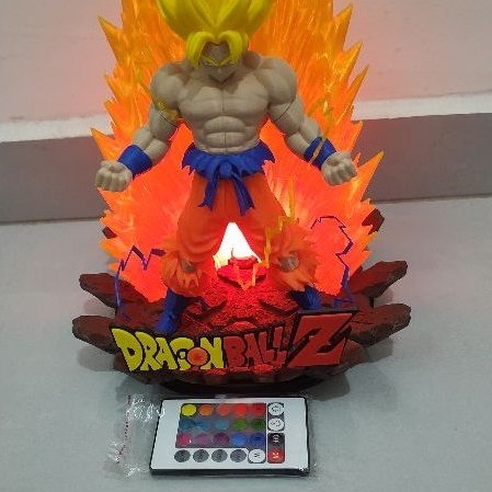 Diorama Luminária Goku Super Saiyajin 3 SSJ3 Dragon Ball Z 26cm LED RGB 16 Cores + Controle Bivolt