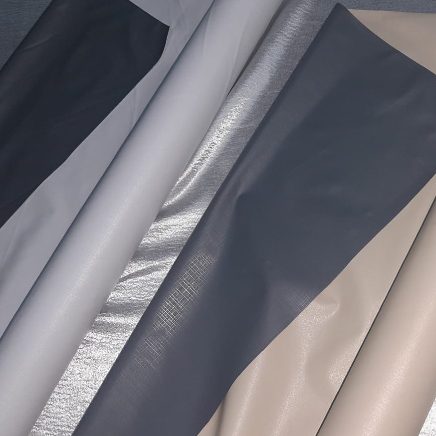 Pvc Corta Luz 2 Metros De Comprimento Por 1,40 Metros De Largura Cores Branco Com Verso Cinza E Marfim Com Verso Cinza.