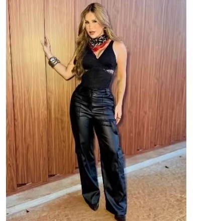 Calça Pantalona Feminina Wide Leg com Cintura Alta em Couro Faux