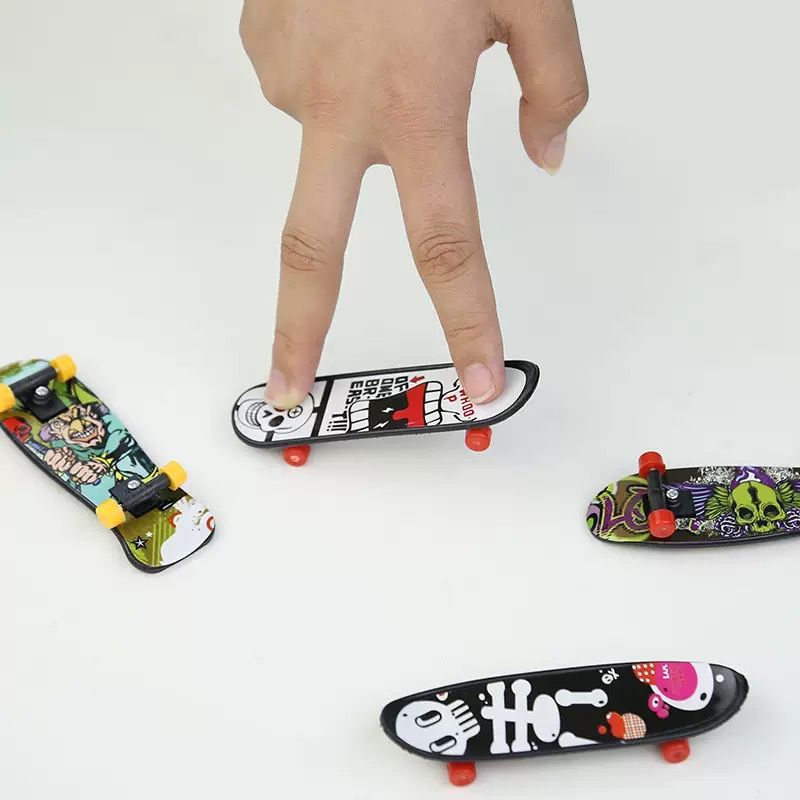 Kit Brinquedo Fingerboard 6 Mini Skates de Dedo Coloridos pra Criança, Diversão e Manobras Radicais