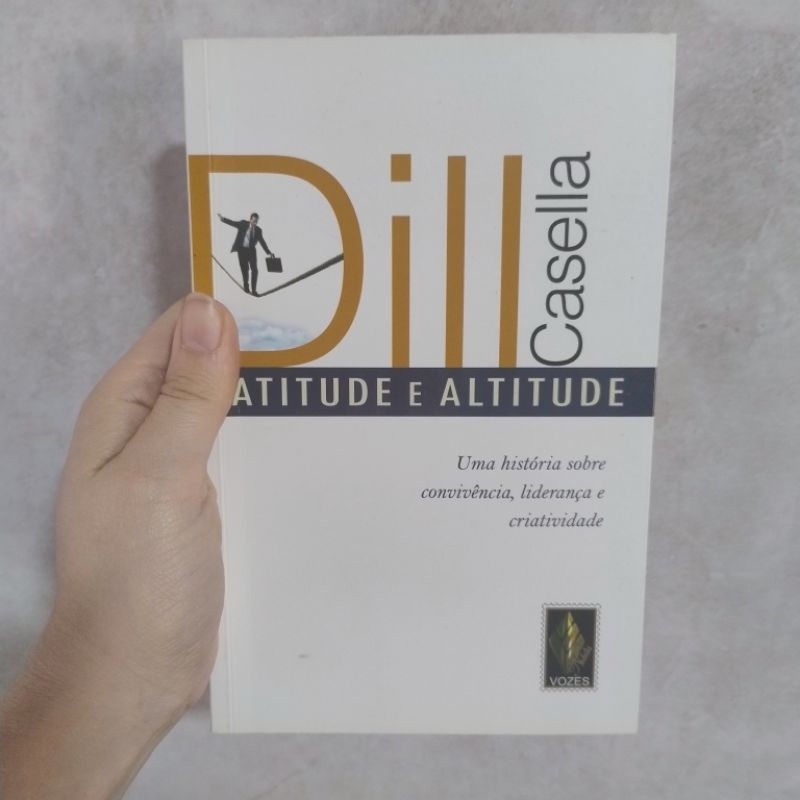 Atitude e Altitude: Uma História Sobre Convivência, Liderança E Criatividade - Dill Casella - Capa Comum - Novo