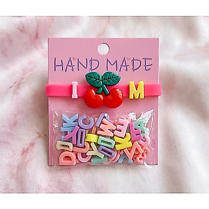 Pulseira Infantil Personalizável com Miçangas de Letras e Pingente- Hand made