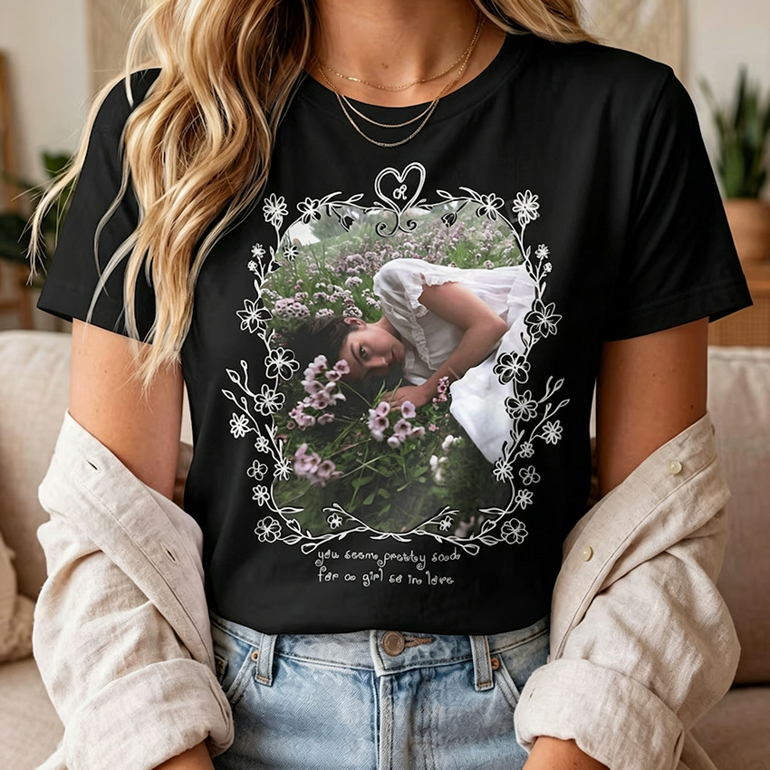 Camiseta Masculina Feminina Oversized Estampa Olivia Rodrigo Flores Moldura Floral Frase You Seem Pretty