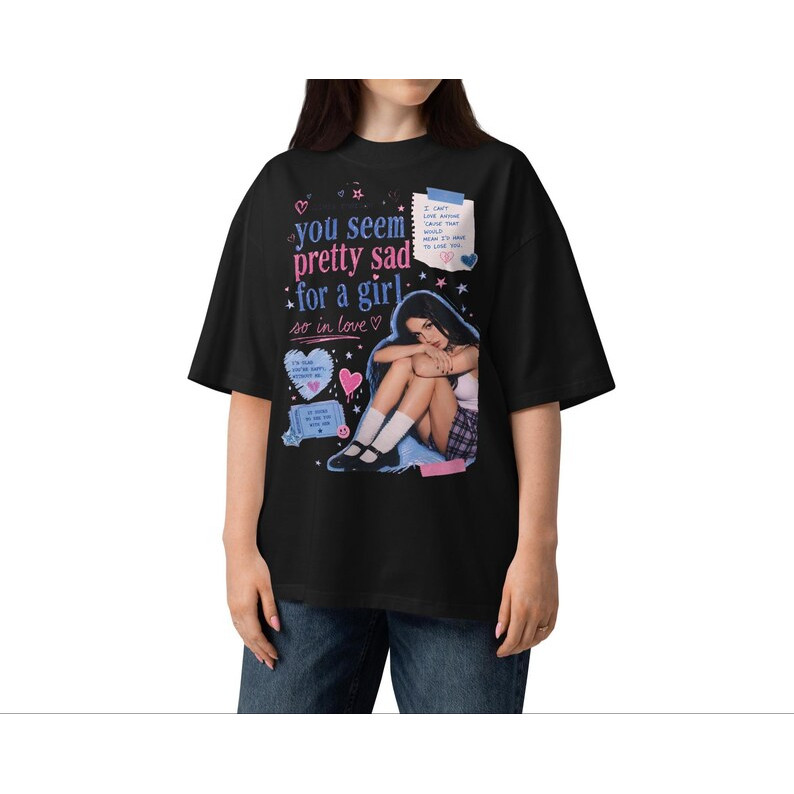Camiseta Masculina Feminina Oversized Estampa Collage Olivia Rodrigo Frase You Seem Pretty Sad Corações