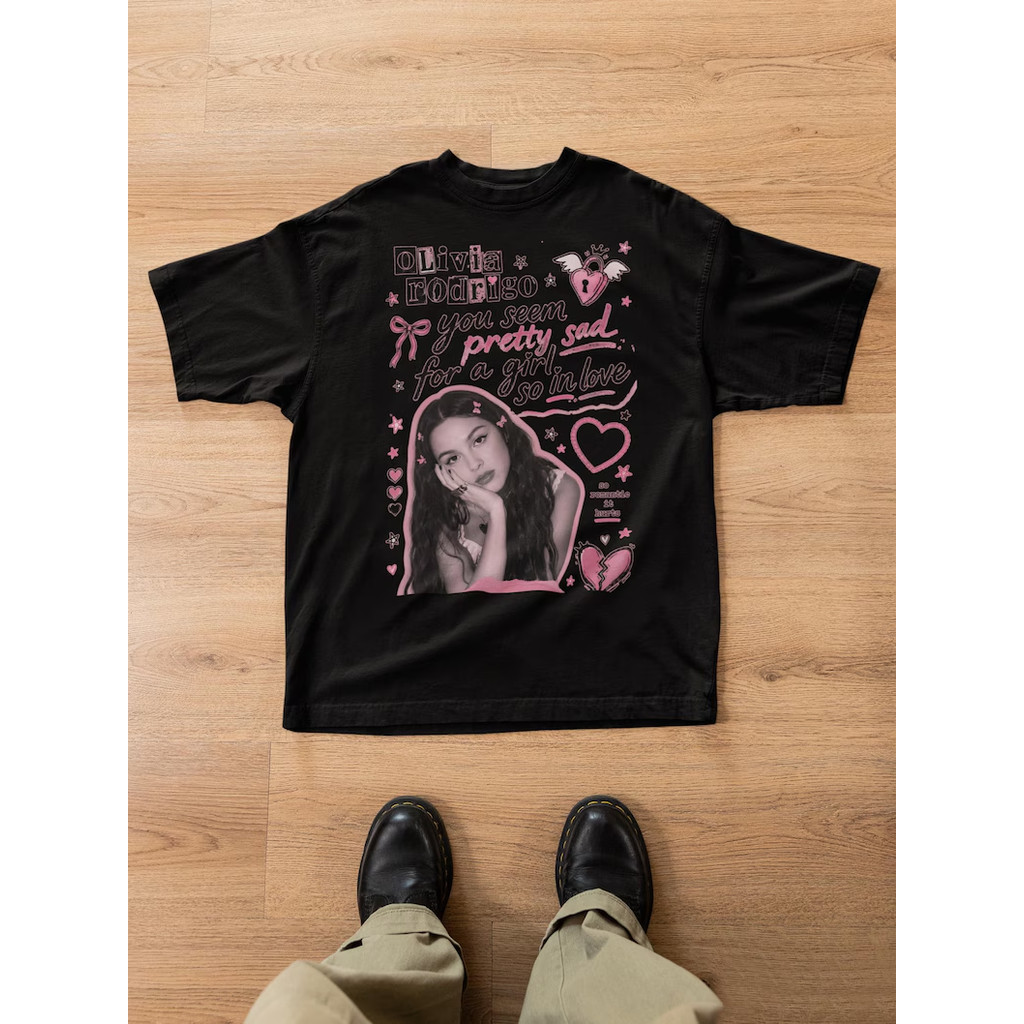 Camiseta Masculina Feminina Oversized Estampa Collage Olivia Rodrigo Corações Rosa Frase You Seem Pretty Sad T-shirt