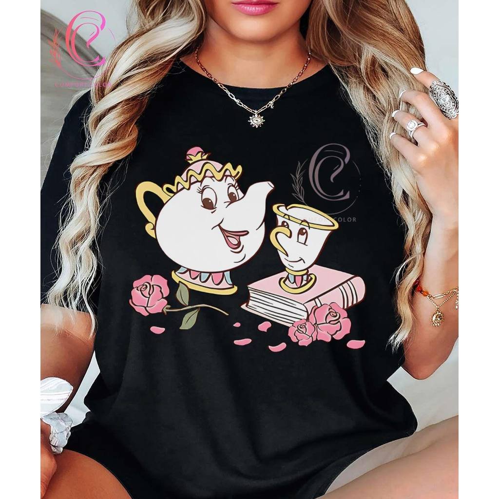 Camiseta Preta Unissex, Design com Sra. Potts e Chip de A Bela e a Fera, Rosas e Livro, Estilo Cartoon Clássico