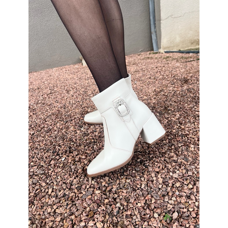 Bota Moleca Bege/Off white cano curto salto bloco 7cm bico quadrado