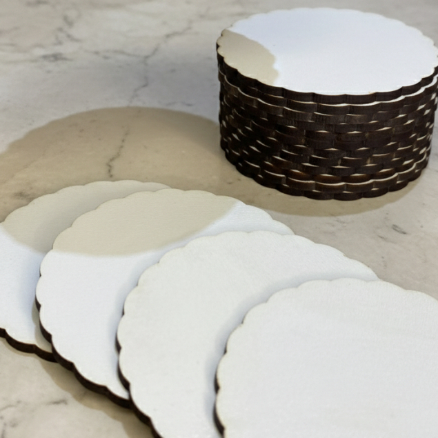 Kit 50 Bolachas bases babado ondulado 7cm MDF laminado branco laser personalizável lembrancinhas artesanato decoupage