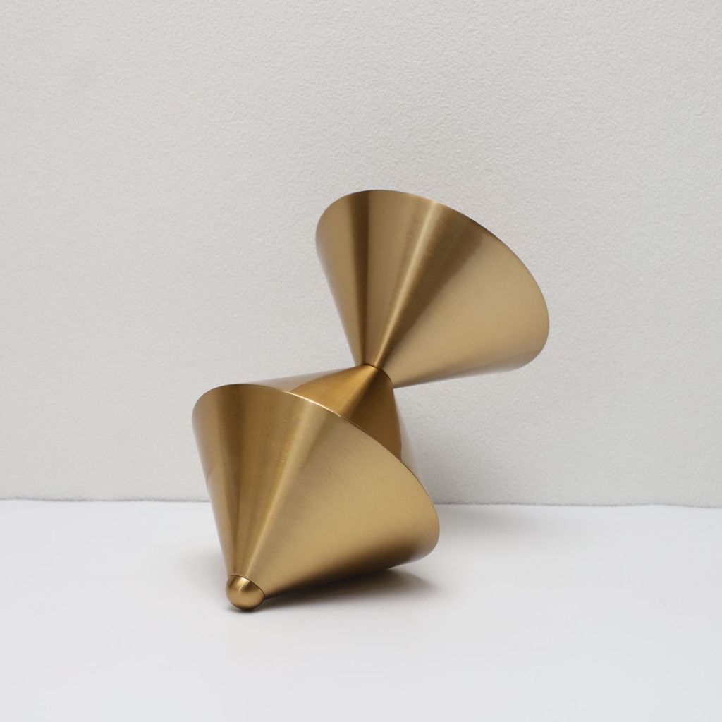 European-style creative metal spinning top ornament for model homes, sales offices, bedrooms, study rooms, living rooms,