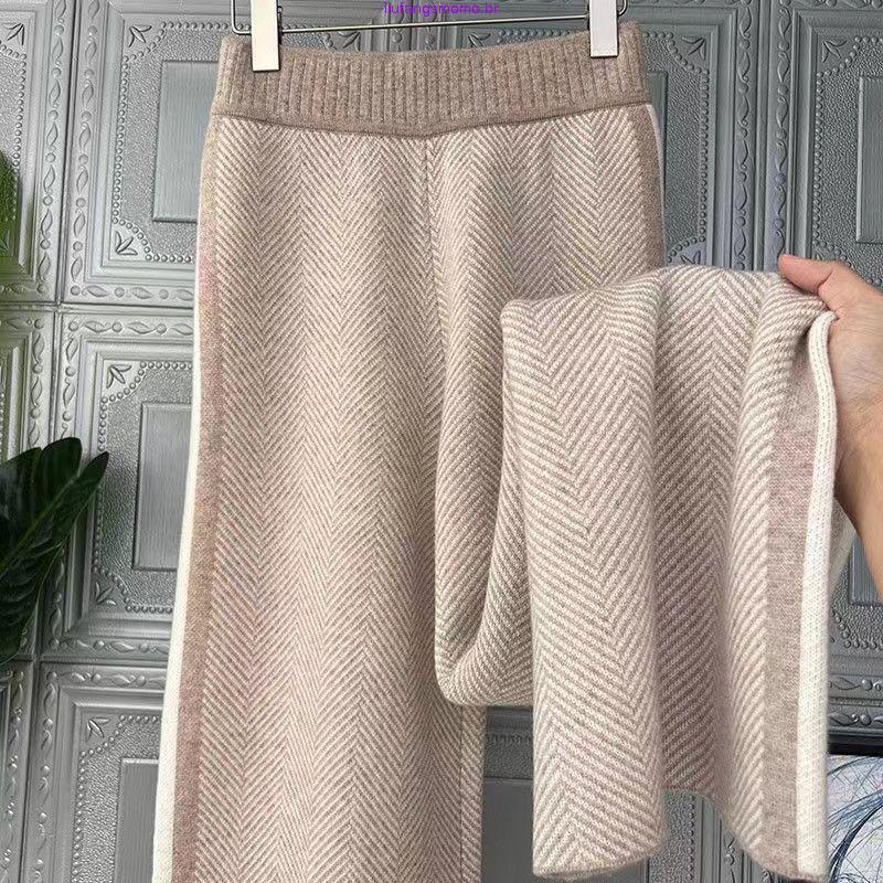 Elegant women's wide-leg pants for autumn and winter, high-waisted, loose fit, herringbone pattern, knitted wool, casual