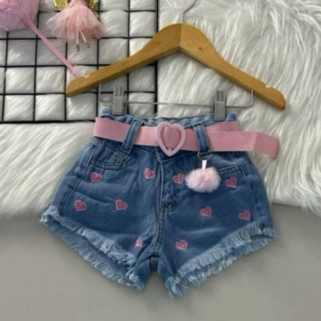 short jeans blogueirinha coração rosa com cinto e chaveiro