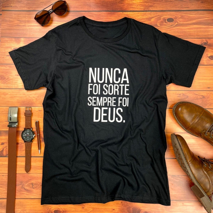 Camiseta Masculina Regular Fit Nunca Foi Sorte Sempre Foi Deus Algodão Premium Evangélica
