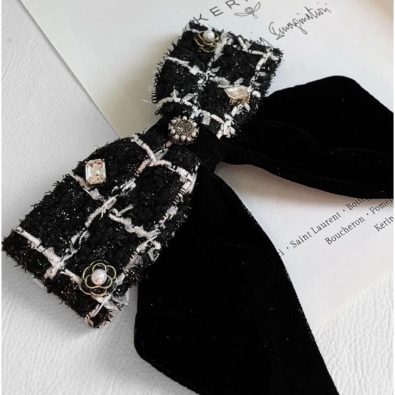 Presilha Laço Luxemburgo Veludo com Tweed Preto e Branco Cristais Camélia Elegante Acessório de Cabelo Feminino