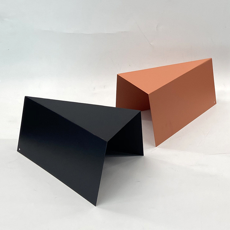 Modern minimalist European-style geometric metal triangle ornament for model homes, sales offices, and living room soft