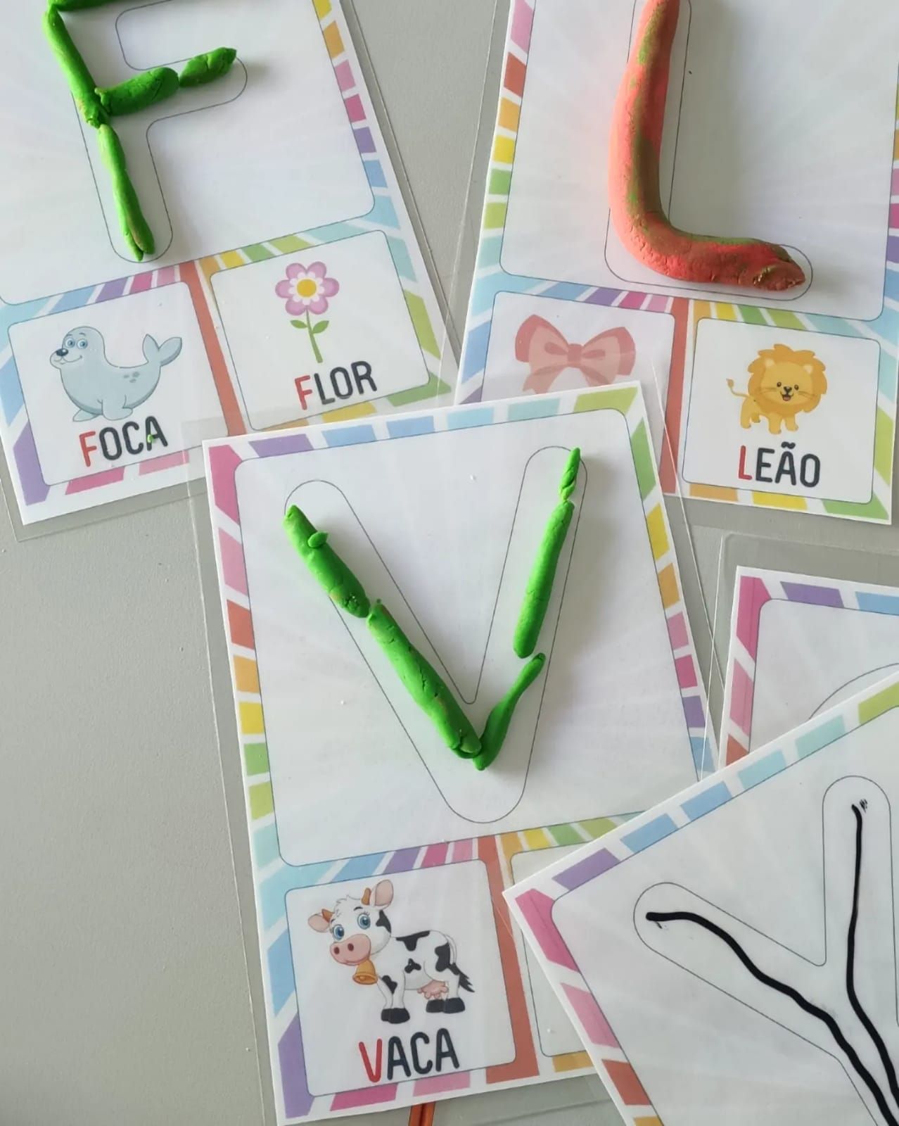 Fichas de alfabeto com letras vazadas! Aprendendo as letras de forma lúdica e divertida!