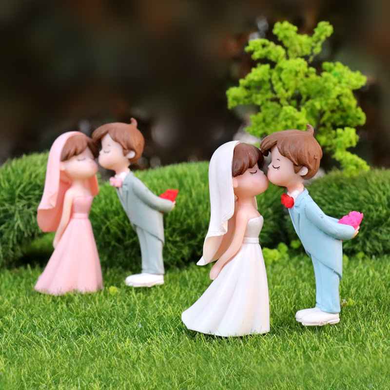 2Pcs/Set Noivo Dia Dos Namorados Presente De Noiva Casal Kiss Presentes De Casamento Para Convidados Ornamentos Doll Car Office Decorações Mesa De Escritório Damas De Honra