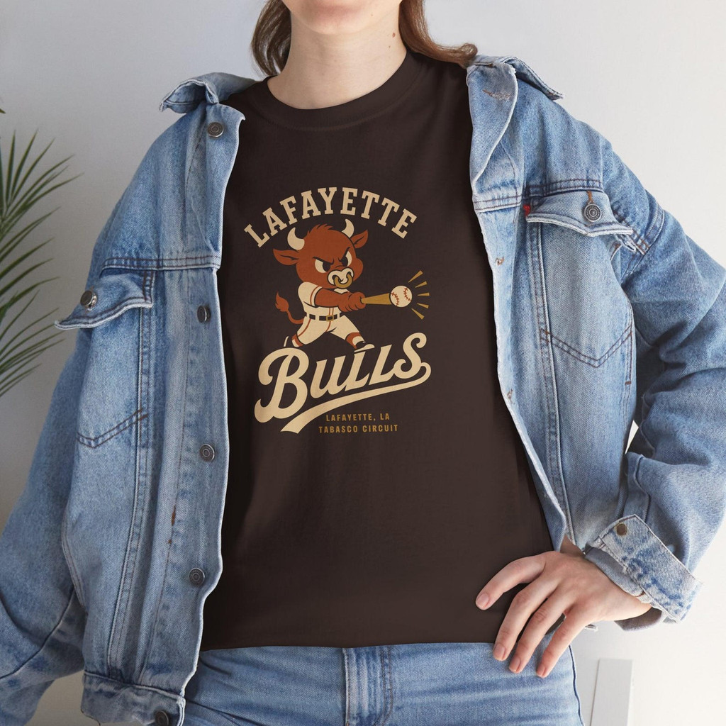 Atelier das Estampas Camiseta Feminina Estampa Time Bulls Lafayette Amarelo Marrom Moderna Fofa Estilosa Vintage